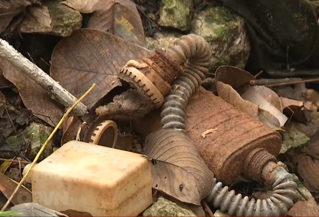 Những vật dụng còn sót lại từ cuộc chiến bảo vệ biên giới phía Bắc. Nguồn ảnh: QPVN.