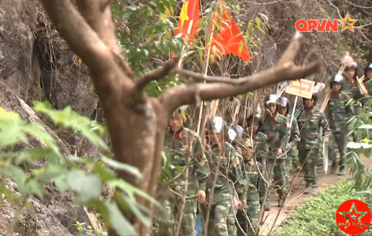 Hơn 30 năm sau khi tiếng súng ngừng nổ ở Vị Xuyên, Hà Giang, vẫn có những đoàn công tác phải luồn khe, lách rừng để tìm kiếm những người bộ đội đã ngã xuống ở mảnh đất này. Nguồn ảnh: QPVN.