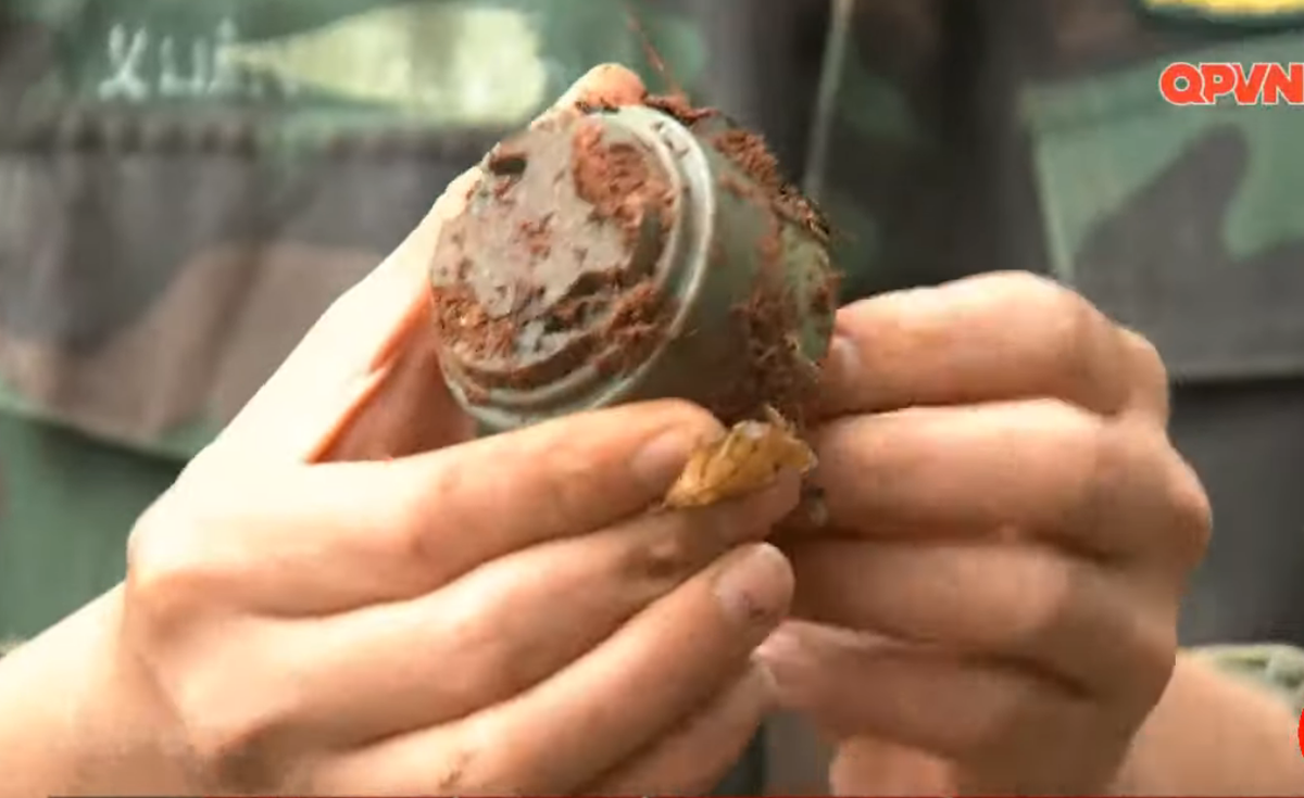 Một quả mìn chống bộ binh cũng được tìm thấy tại vị trí này. Nguồn ảnh: QPVN.