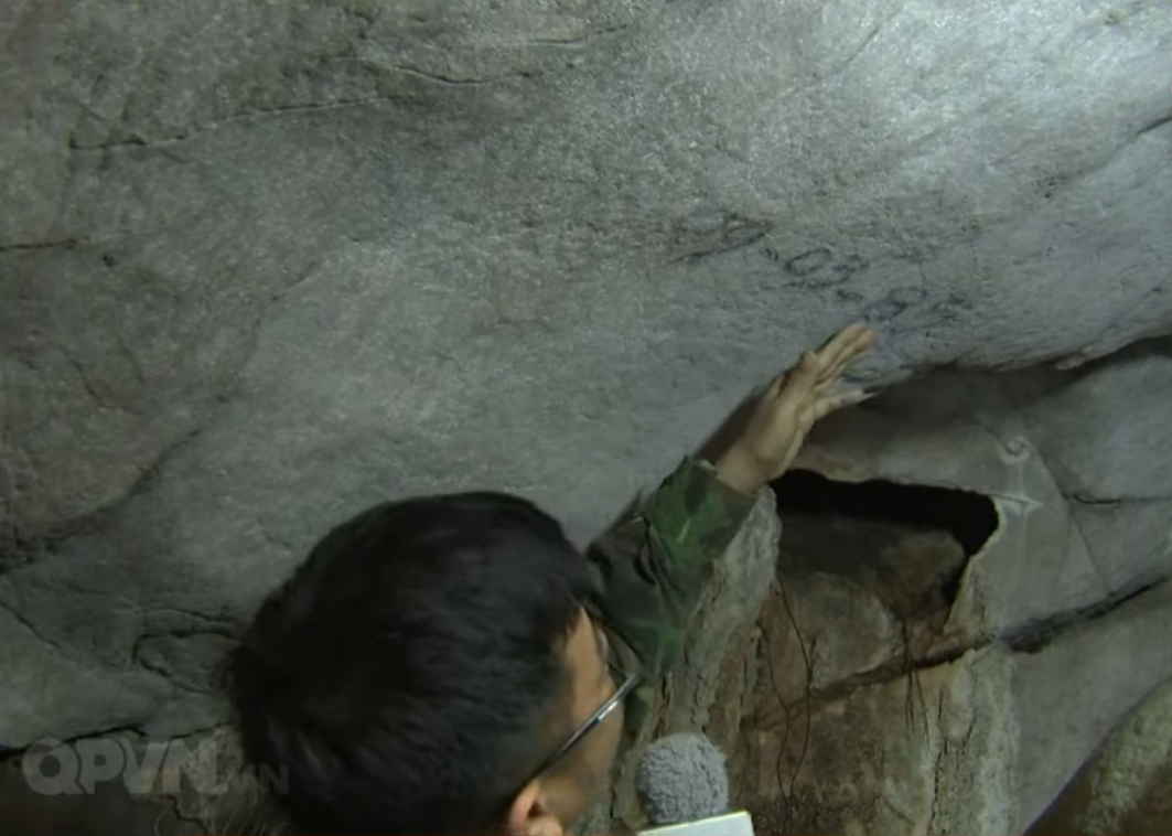 Bên trong hang đá là những vết tích được những người lính từng tham chiến, quyết tử tại đây ghi lại. Nguồn ảnh: QPVN.
