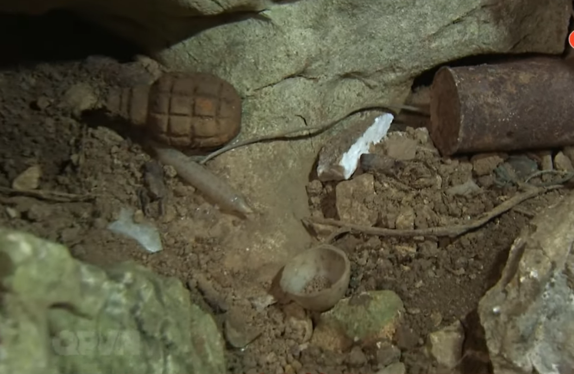 Bên trong hang vẫn còn rất nhiều vũ khí, vật liệu nổ được bộ đội của ta sử dụng từ cách đây nhiều chục năm, tới nay đã rỉ sét và trở thành mối nguy hiểm thường trực với những người lính quy tập hài cốt. Nguồn ảnh: QPVN.