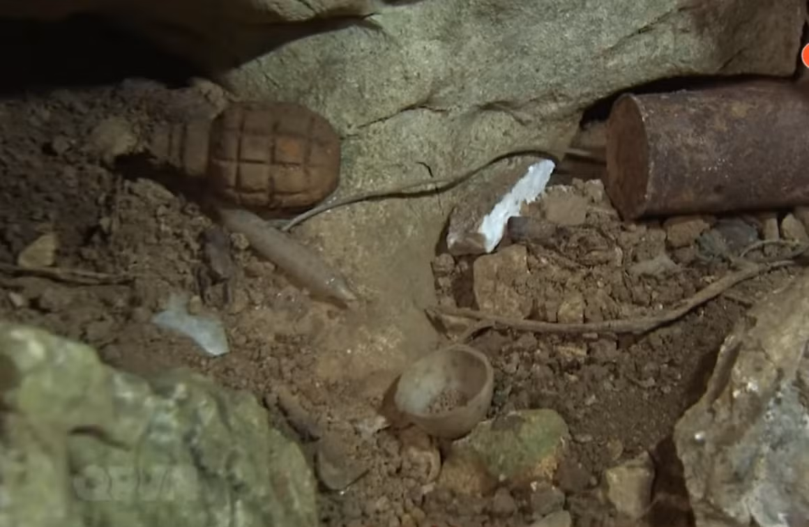 Bên trong hang vẫn còn rất nhiều vũ khí, vật liệu nổ được bộ đội của ta sử dụng từ cách đây nhiều chục năm, tới nay đã rỉ sét và trở thành mối nguy hiểm thường trực với những người lính quy tập hài cốt. Nguồn ảnh: QPVN.