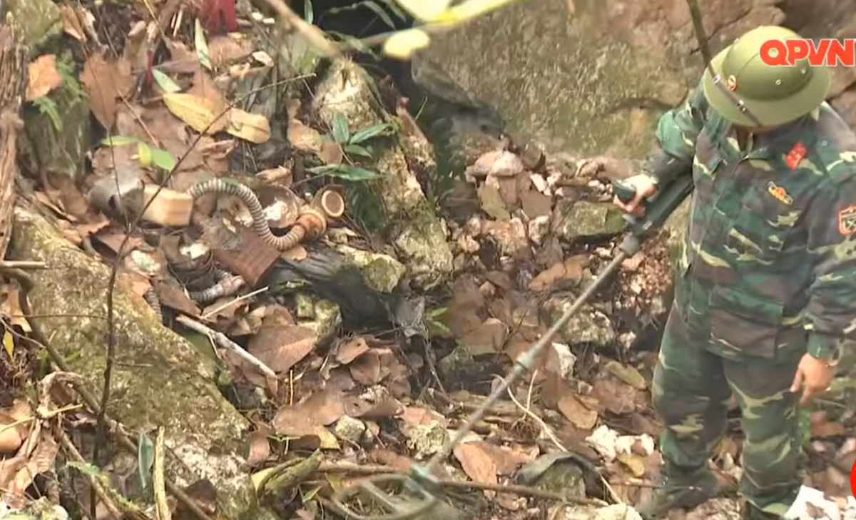 Người lính quy tập hài cốt phải thật cẩn trọng vì thường những chiến sĩ của ta hy sinh trong quá trình chiến đấu, hài cốt của họ sẽ có lẫn cả lựu đạn, đạn cối,... những thứ sau hơn 30 năm dầm mưa dãi nắng có thể phát nổ bất cứ lúc nào chỉ với lực tác động rất nhẹ. Nguồn ảnh: QPVN.