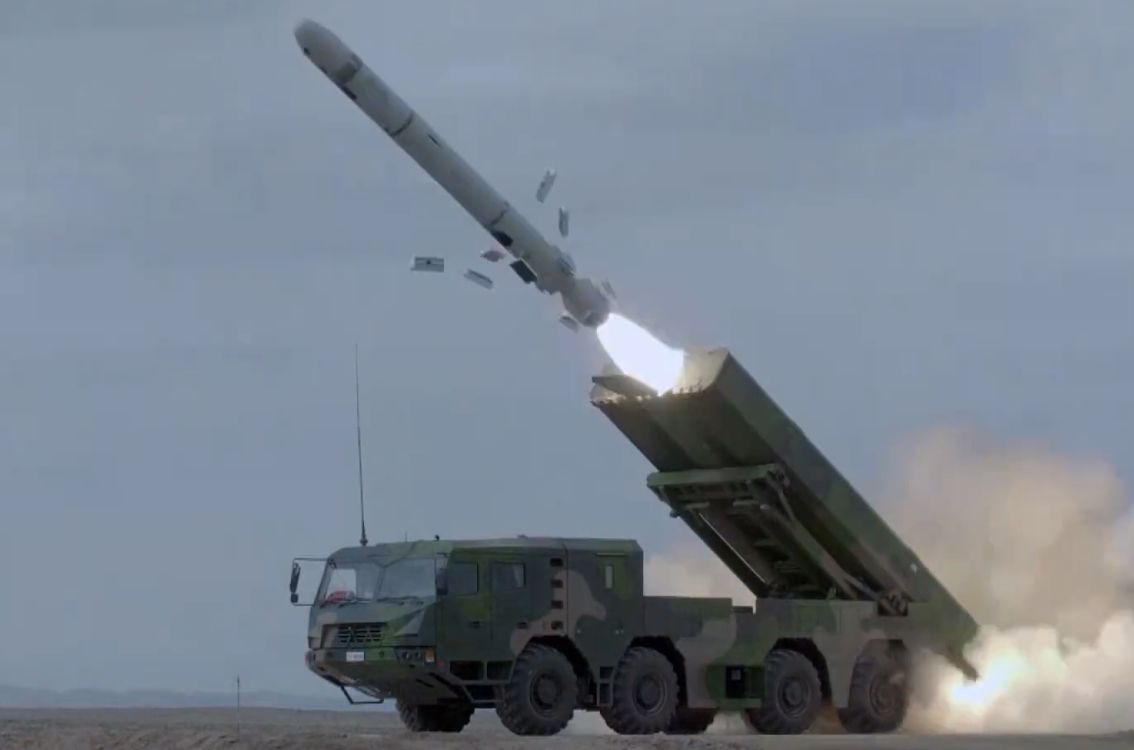 Dựa vào kích thước của loại tên lửa này, các chuyên gia nhận định loại tên lửa hành trình vừa bị Trung Quốc "để lộ" có tầm bắn ít nhất 1000 km và hình dáng của nó cho thấy tên lửa có thể đạt tốc độ siêu âm ít nhất Mach 2,5. Nguồn ảnh: QQ.