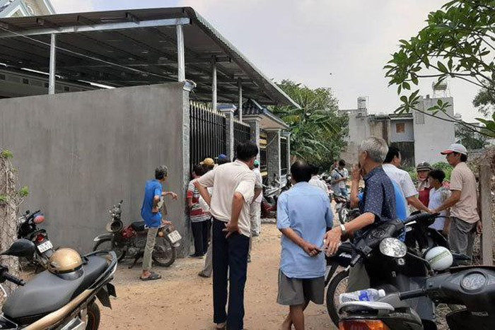 Chồng tử vong, vợ nguy kịch trong căn nhà nồng nặc xăng - Hình 2 Chong tu vong, vo nguy kich trong can nha nong nac xang-Hinh-2