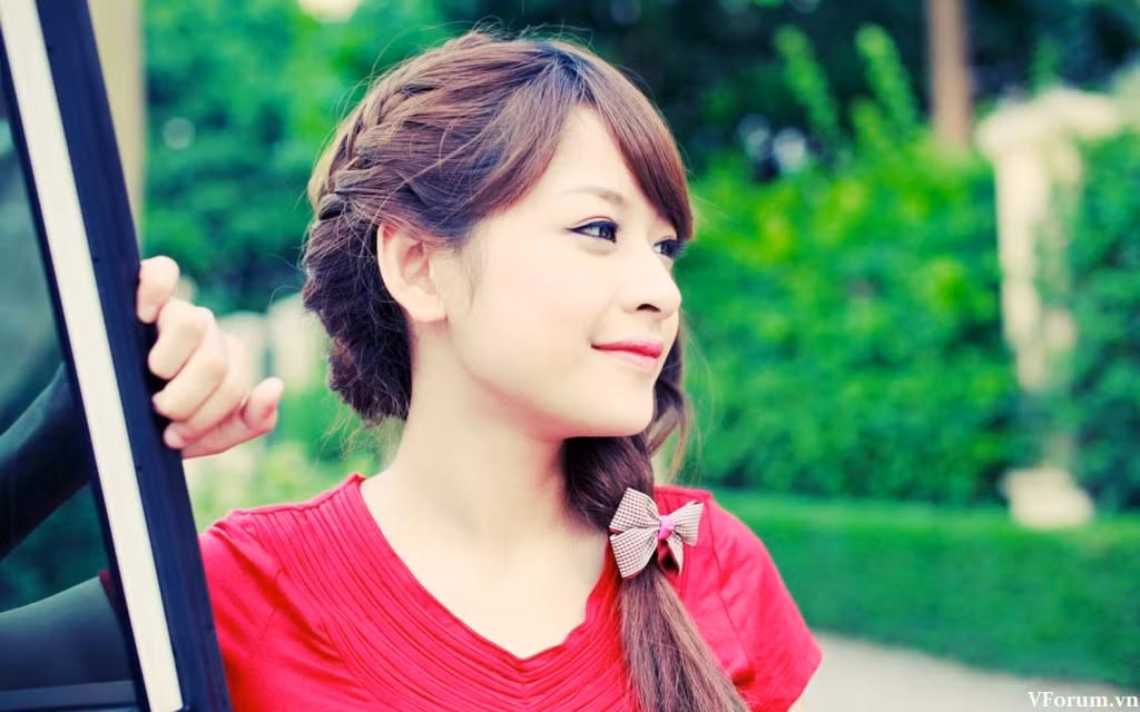 Hot girl Chi Pu tên thật là Nguyễn Thùy Chi, sinh năm 1993 tại Hà Nội. Chi Pu nổi danh từ cuộc thi Miss Teen 2009, khi đó mới 16 tuổi. Sau 8 năm hoạt động trong làng giải trí, hiện ở tuổi 24, Chi Pu đã sở hữu khối tài sản khiến bao người mơ ước. Ảnh: Vforum.