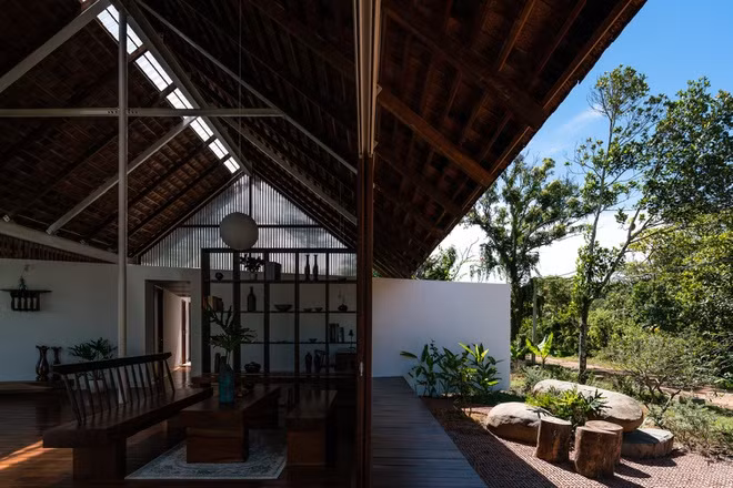Mái nhà trải rộng giúp cho ngôi nhà tránh được nắng gắt của Tây Nguyên.