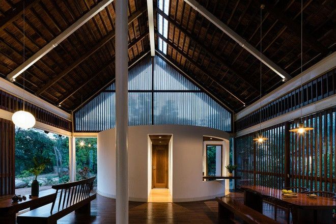 Khối trụ được chia làm 2 nửa bởi hành lang nhỏ, một bên là nhà vệ sinh, một bên là gian bếp.