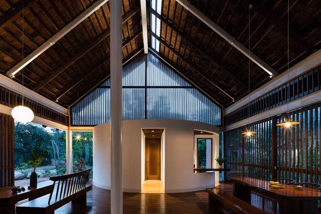 Khối trụ được chia làm 2 nửa bởi hành lang nhỏ, một bên là nhà vệ sinh, một bên là gian bếp.