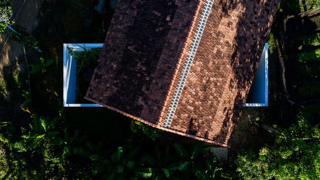 Khối hộp được xếp lệch so với mái theo ý đồ của người thiết kế.