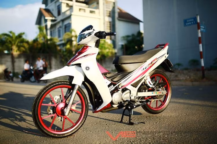 Còn được biết tới với những tên gọi như xe máy Yamaha 125ZR, Ya Z hay "Ya cá mập", mẫu xe 2 kỳ Yamaha Z125 dù đã ra mắt từ rất lâu nhưng tới nay vẫn chiếm một vị trí đặc biệt trong giới chơi xe Việt nam bởi kiểu dáng nhỏ gọn nhưng phá cách và động cơ gần như mạnh nhất trong phân khúc underbone.