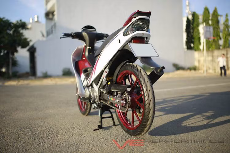 Không cầu kỳ hay trang bị hàng loạt đồ chơi "khủng", chiếc xế nổ 2 kỳ Yamaha 125ZR đã trở thành một mẫu xe vừa đẹp mắt, vừa tin cậy để cùng chủ xe đi lại hàng ngày.