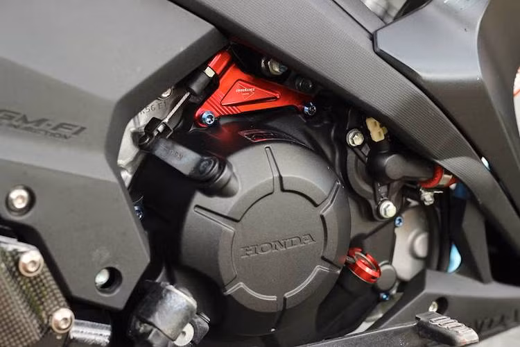 Là một mẫu xe "kiểng", khối động cơ DOHC xi-lanh đơn 150 cc nguyên bản của Sonic không có sự thay đổi bên trong kết cấu. Chiếc xe chỉ được độ lại cổ pô titan và trang bị một số phụ tùng như pad giữ dây côn Endurance hay ống nước giải nhiệt Samco Sport.