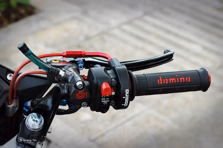 Nằm phía trên tay lái clip-on nguyên bản của Sonic, cùm phanh Brembo Rossi "hàng hiệu" hoàn thành hệ thống phanh trước của xe, ở bên cạnh là cùm công tắc đề Domino và cùm ga cuốn Domino.