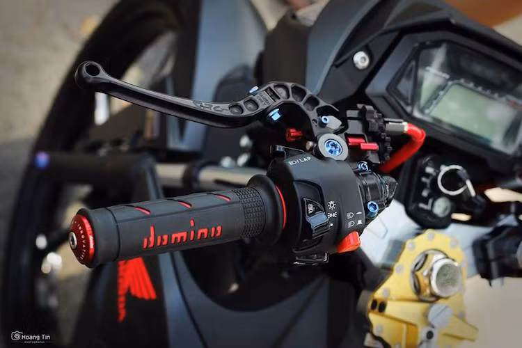 Trong khi đó, bên tay phải là sự hiện diện của cùm côn CRG cùng với cùm công tắc đa năng Domino, Cả 2 bên tay lái cũng đều được trang bị bao tay Domino.