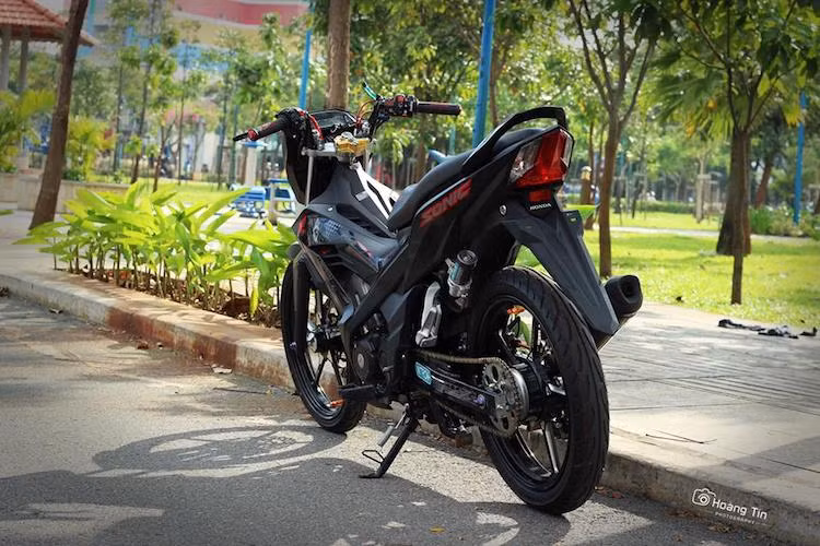 Chiếc xe hyper underbone côn tay Honda Sonic 150R nhập khẩu từ Indonesia vốn đã có giá gần 100 triệu lại càng trở nên đẳng cấp hơn với loạt đồ chơi "siêu khủng" được biker miền Nam trang bị. Ước tính, tổng giá trị những "đồ chơi" trên chiếc xe này cũng không thể rẻ hơn con số 100 triệu đồng.