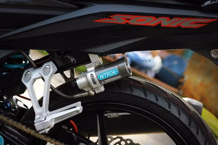 Cũng nhằm khiến cho chiếc xe vận hành ổn định và an toàn hơn, phuộc sau của Sonic 150R đã được nâng cấp bằng loại Nitron bình dầu rời. Trong khi đó, kết hợp với cặp mâm Racing Boy là lốp Dunlop cho độ bám đường cao.