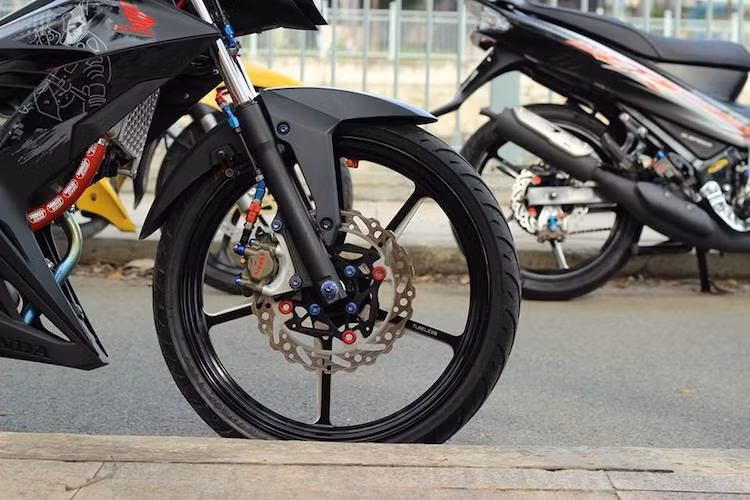 Sử dụng những phụ tùng "khủng" nhất, một biker miền Nam đã tiến hành "dọn kiểng" chiếc Sonic 150R "đập thùng" của mình để chiếc xe đẳng cấp hơn nữa. Bắt đầu từ "dàn chân", chiếc xe đã được thay cặp mâm Racing Boy CNC 5 cánh đắt giá. Hệ thống phanh trước được cấu thành từ heo Brembo của xe đua Moto3, đĩa Braketech, dây dầu Earl's và ngắt dầu Stahlbus.