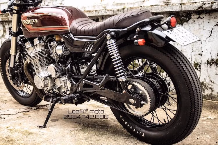 Một điểm đặc biệt của bản độ này đó là thay vì xích tải nguyên bản, LeeAT đã độ cho CB750 hệ truyền động dây đai êm ái hơn. Ở phía sau, phần đuôi xe cũng được tối giản với chắn bùn ngắn, đèn hậu cùng xi-nhan kích thước nhỏ. Nằm phía trên phần khung sau là bộ yên chần chỉ kiểu "bánh mì" và bọc da nâu tinh tế.