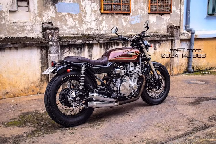 Chiếc môtô Honda CB750 thuộc thế hệ F7 ra mắt lần đầu từ thập niên 90 đã được một xưởng độ Sài Gòn "giật ngược" về những năm 70 với phong cách tracker cổ điển.