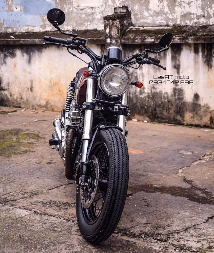 Đi theo phong cách tracker cổ điển, LeeAT vẫn giữ nguyên đèn pha chóa tròn của CB750, nhưng thay cho chiếc xe cặp đèn xi-nhan nhỏ gọn hơn cùng ghi-đông Rizoma cao rộng. Toàn bộ dàn phuộc trước của xe đã được thay bằng phuộc USD từ một mẫu môtô khác để khiến CB750 trông cứng cáp hơn, cùng với hệ thống phanh đĩa kép phía trước tăng độ an toàn cho xe.