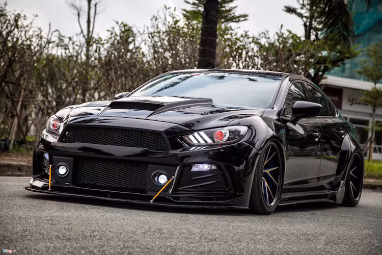 Xưởng Yeuxehoi Workshop vừa hoàn thành bản độ Mazda6 theo phong cách Ford Mustang, biến chiếc sedan hạng D trở nên khác biệt so với nguyên gốc, thể thao và hầm hố hơn.