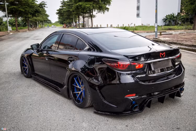 Xe được lắp hệ thống treo khí nén của hãng D2, cùng bộ nén khí của Air Zenith đặt trong cốp sau. Việc nâng hạ phuộc được điều khiển dễ dàng thông qua remote. Cùng với đó, chủ nhân lắp thêm bộ cảm biến chân ga Racechip, can thiệp vào tín hiệu từ chân ga đến bướm ga để có được độ mở bướm ga theo ý người lái. Racechip có 6 mức lựa chọn, từ Tiết kiệm đến Thể thao.