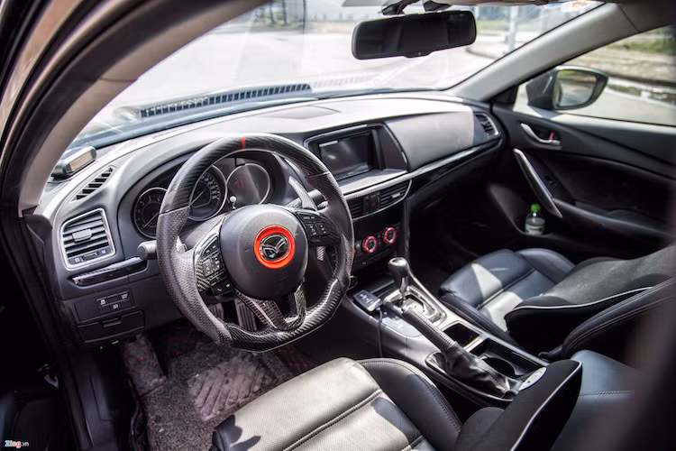 Nội thất của chiếc xe sedan Mazda6 độ Mustang không có nhiều thay đổi nhiều, ngoại trừ vô-lăng giả carbon.