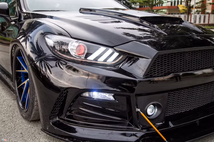 Đèn pha bi-xenon có 3 dải đèn nhận diện đặc trưng của Ford Mustang thế hệ mới. Nắp capo có thêm hốc gió.
