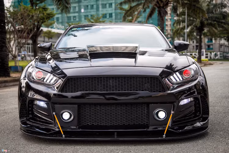 Phần đầu xe là điểm nhấn lớn nhất, được đặt từ nước ngoài với phần lưới tản nhiệt trên kiểu hình thang. Phía dưới có thêm 4 đèn chiếu sáng. Cánh gió trước lắp thêm nhằm tăng lực ép phần đầu xe, tương tự với nhiều mẫu xe dùng trong trường đua.