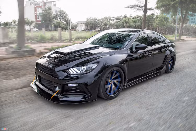 Bản độ sử dụng động cơ 2.5L nguyên gốc của mẫu xe sedan Mazda6, không can thiệp sâu mà chỉ thay thế bộ lọc gió hiệu năng cao K&amp;N. Phía xưởng độ cho biết, thời gian để hoàn thành chiếc xe là 1,5 tháng, với tổng chi phí độ xe gần 400 triệu đồng.