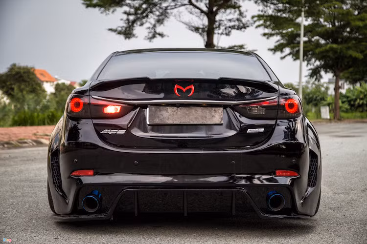 Ở phía sau, bản độ trang bị một cánh gió nhỏ, đèn hậu dán decal màu khói. Cản sau mới hoàn toàn, bổ sung 3 cánh khuếch tán gió. Hệ thống ống xả của hãng Res trị giá 80 triệu đồng.