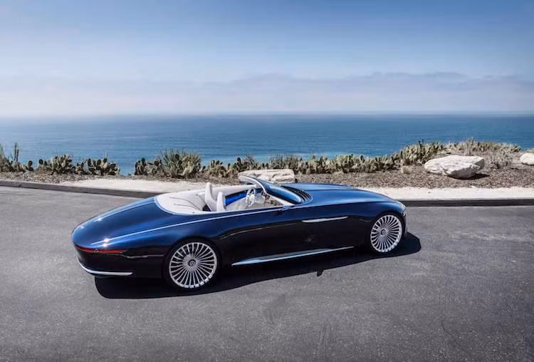 Thay đổi lớn nhất của Mercedes-Maybach 6 Cabriolet đương nhiên là vòm mui đã bị loại bỏ. Với kính chắn gió ngắn, dốc và thân xe vuốt thuôn về đuôi, Mercedes-Maybach 6 Cabriolet gây ấn tượng bởi vẻ đẹp thanh lịch nhưng vẫn uy nghi tột cùng. Gợi nhớ về thập niên 1930, chiếc xe vẫn có mui xếp mềm dù sử dụng những công nghệ hiện đại.