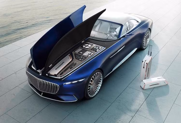 Thay vì động cơ đốt trong, nắp ca-pô phía trước của Mercedes-Maybach 6 Cabriolet là nơi cất giữ những phụ kiện xa hoa của chiếc xe. Được mở lật tách làm đôi như những mẫu xe cổ, khoang dưới nắp ca-pô của xe là nơi chứa những túi hành lý, bộ thìa dĩa, ô che... được "thửa riêng" để dành cho những chuyến du ngoạn mùa hè.