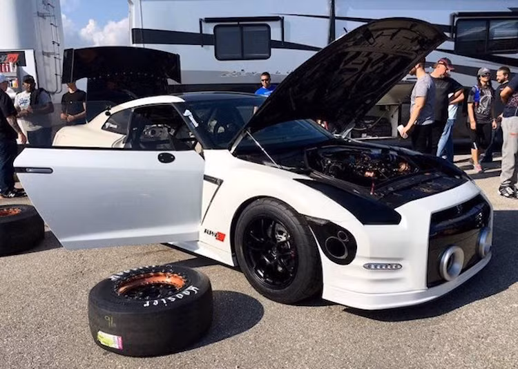 Khối động cơ V6 3.8l, hộp số ly hợp kép 6 cấp và toàn bộ hệ truyền động của Alpha G đã được hãng AMS Performance độ lại "hết bài". Với 2 tăng áp có đường kính lên tới 35 cm mỗi chiếc, chiếc xe có thể đạt công suất tối đa lên tới 2500 mã lực khi áp suất turbo chỉ mới đạt 39 psi - chỉ bằng hơn 1/2 so với áp suất tối đa 70 psi của tăng áp!