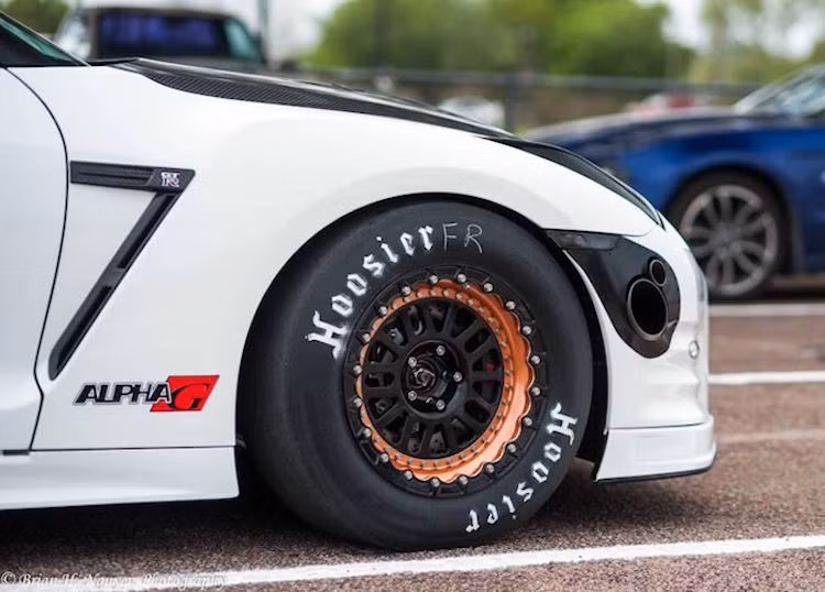 Do có vị trí đặt tăng áp mới nên ống xả của chiếc xe đã được dời về phía hai bên cản trước. Cả 4 bánh xe cũng đã được thay bộ mâm lốp chuyên dụng để đua drag, nhưng có thể dễ dàng chuyển về bánh thường khi đi trên phố.