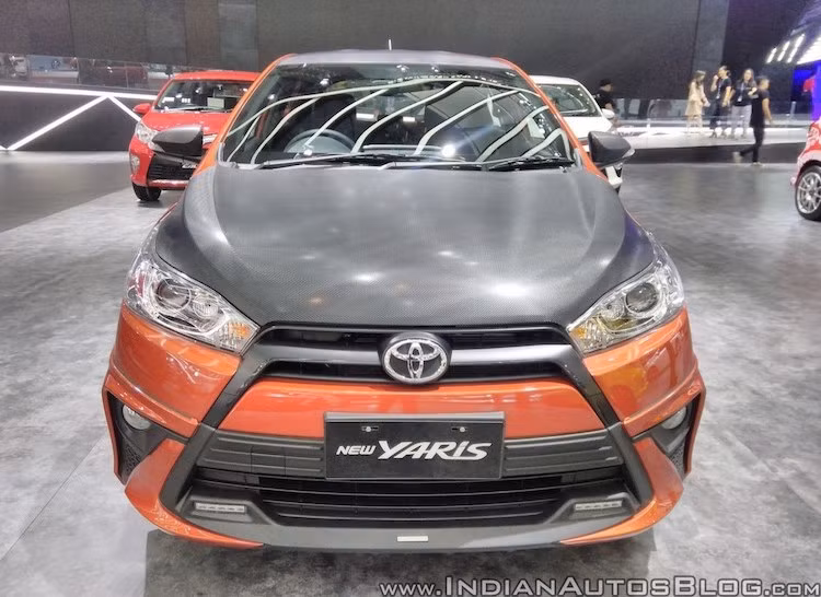 So với phiên bản thường, Toyota Yaris TRD Sportivo đã có sự thay đổi khá lớn ở ngoại thất theo hướng thể thao và góc cạnh hơn. Trong đó, toàn bộ phần cản trước của xe đã được thiết kế lại với nhiều đường nét vuông vức và các hốc gió lớn. Phía trên nắp ca-pô, Toyota cũng đã sơn nhúng giả vân carbon cho xe.