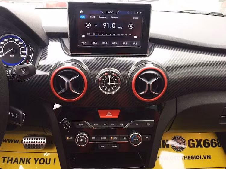 Bảng táp-lô của X25 cũng gợi cảm giác quen thuộc khi khá giống với các dòng xe Mercedes theo ngôn ngữ thiết kế Sensual Purity hiện tại. Cũng giống như Mercedes, BAIC cũng trang bị cho X25 hệ thống thông tin giải trí với mành hình cảm ứng được đặt thẳng đứng như một chiếc máy tính bảng trên bảng táp-lô.