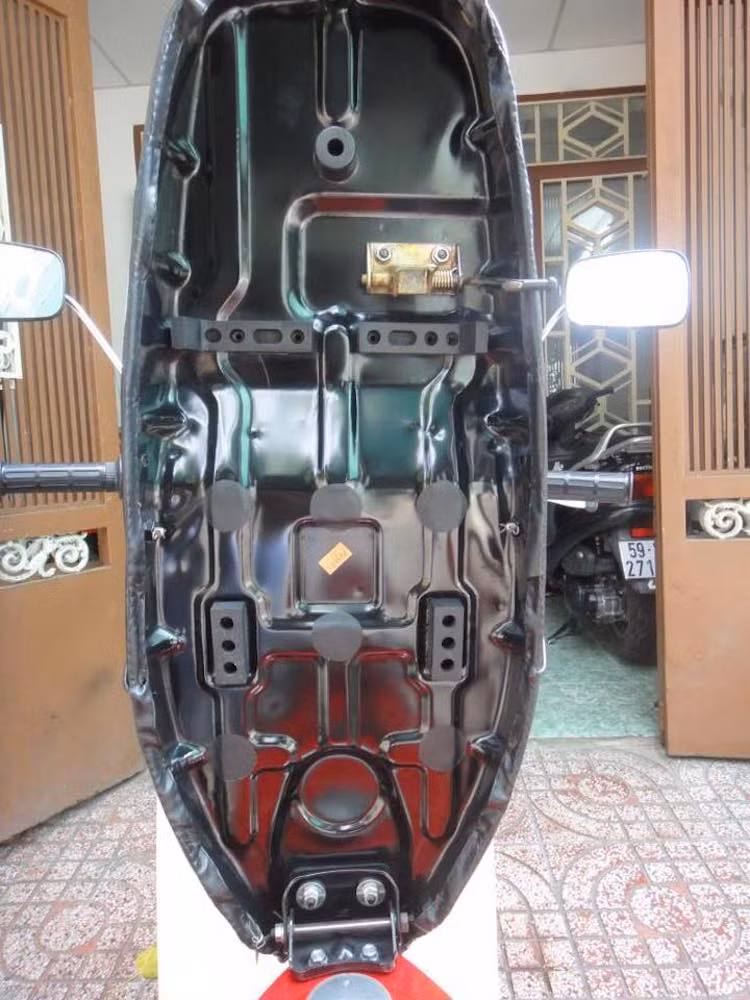 Một điểm nâng cấp của DD so với những chiếc Cub 82 đó là chiếc xe được trang bị sẵn yên đôi cho 2 người, thay vì chỉ có yên đơn kèm baga. So với các dòng xe số phổ thông Honda ngày nay, bộ yên này vẫn khá đơn giản khi không có khóa, chỉ được cố định bằng lẫy mở.