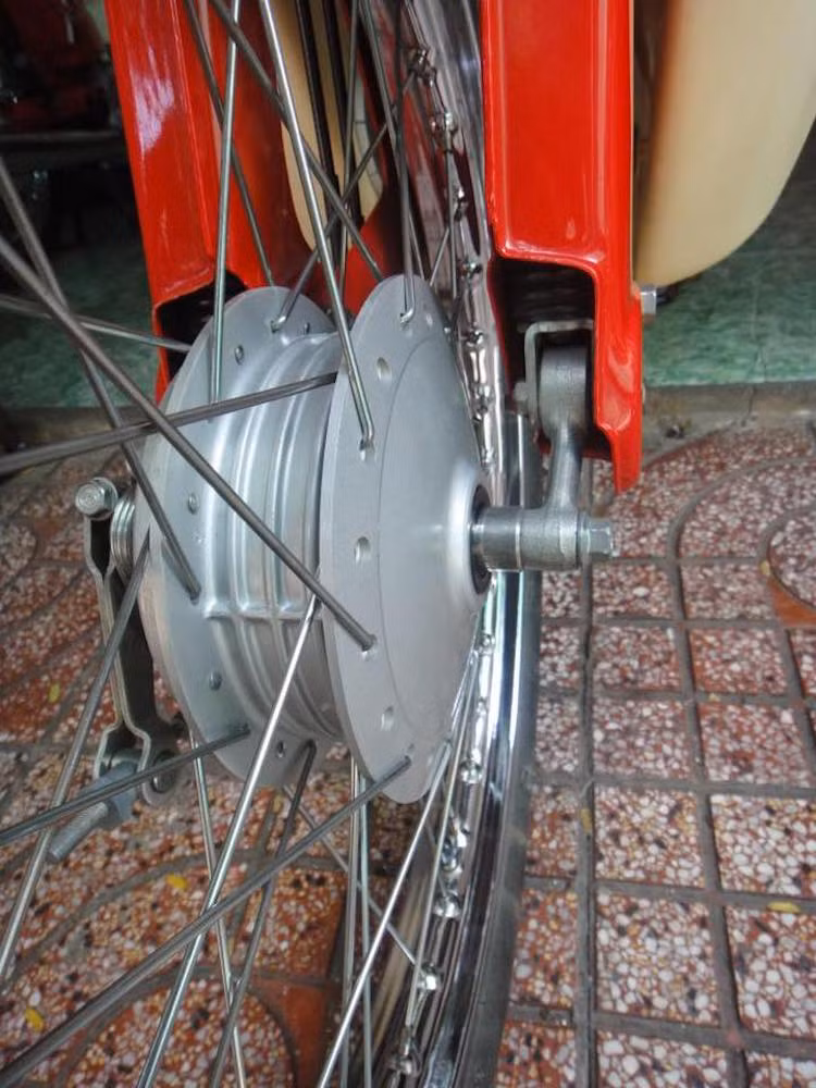 So với Cub 82, mẫu xe máy Honda DD sở hữu một số khác biệt nhỏ như mặt nạ phía trước mới, màu sơn đỏ đặc trưng... Các thông số và chi tiết kỹ thuật giữa 2 mẫu xe này như cỡ lốp, vành, hệ thống phanh đùm trước/sau không có sự thay đổi.