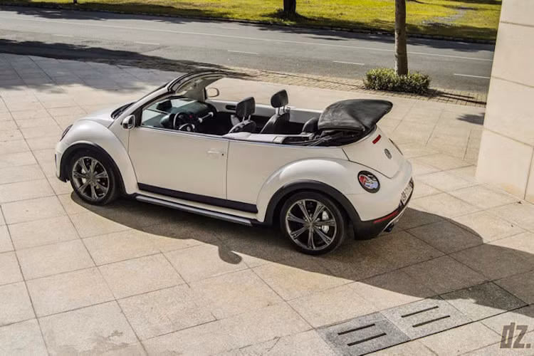 Từ chiếc "con bọ" mui trần Volkswagen New Beetle đời 2003, xưởng độ Phi Long Bodykits tại Sài Gòn đã tiến hành "nâng đời" chiếc xe lên phiên bản Volkswagen Beetle Dune đời mới bằng bộ bodykit "hàng thửa".