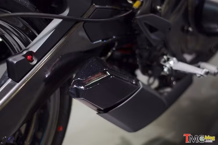 Vị trí ống xả cũng đã được di chuyển xuống gầm xe và sử dụng lon pô với thiết kế góc cạnh độc đáo. Dàn để chân nguyên bản đã được thay bằng của một mẫu sportbike khác, đem tới cho Hyper Slaz tư thế ngồi thể thao hơn.