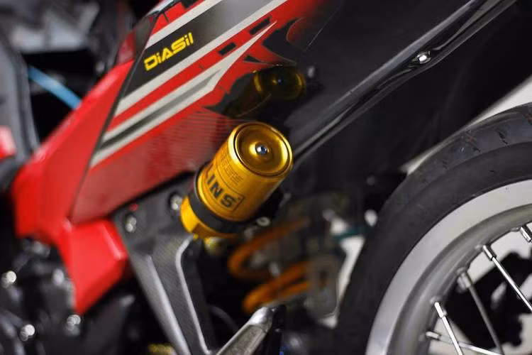 Hệ thống phuộc Ohlins monoshock phía sau đem tới độ ổn định cho chiếc xe. Đi kèm cặp niềng nhôm là lốp bản mỏng Dunlop theo phong cách xe đua drag. Hệ thống phanh sau cũng được nâng cấp, bắt đầu từ bình dầu titan AEM.