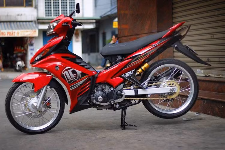 Từng là mẫu xe số phổ thông thể thao phổ biến nhất tại Việt Nam, chiếc Yamaha Exciter 135 2011 đời cuối cùng đã được người chơi xe Việt "dọn kiểng" lại nhẹ nhàng nhưng đẹp mắt và an toàn hơn.