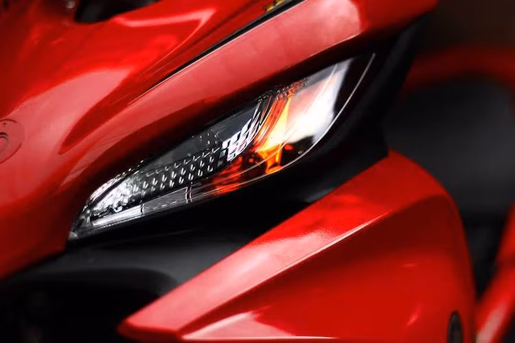 Để làm mới lại chiếc Exciter 2011 đời cũ của mình, một người chơi xe tại Việt Nam đã làm mới lại theo phong cách kiểng, tôn vẻ đẹp nguyên bản nhưng đồng thời cải tiến hiệu năng vận hành với dàn đồ chơi "hàng hiệu". Trên bản độ này, một số chi tiết như đèn demi, đèn hậu và tem của xe đã được thay thế từ phiên bản 135LC bán tại thị trường Malaysia.