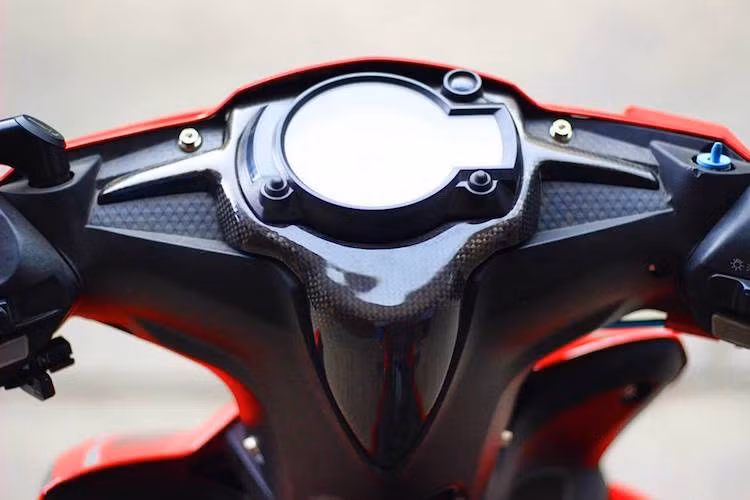 Nằm trên tay lái của xe là một số "đồ chơi" như cặp tay phanh/côn CRG RC2, cùm ga Domino và gù Rizoma. Tuy nhiên, điểm nhấn đặc biệt nhất phải kể tới là bảng đồng hồ điện tử Koso RX2N đa chức năng được chế vừa khít với bợ cổ nguyên bản của Exciter với khung bằng sợi carbon.