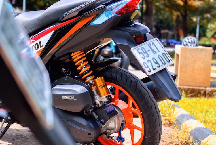 Giống như phuộc trước, phuộc sau xe cũng đã được nâng cấp lên loại Ohlins. Ngay bên cạnh là dè con phía sau được sơn carbon đẹp mắt.