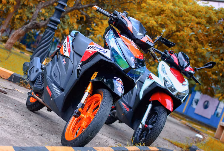 Chiếc Vario này đã được chủ xe giữ gần như nguyên bản ở dàn ngoài, chỉ thay đổi một số chi tiết trên xe bằng loạt đồ chơi hàng hiệu và trang trí vỏ ngoài để khiến nó trở nên nổi bật và đem lại cảm giác điều khiển tốt hơn.