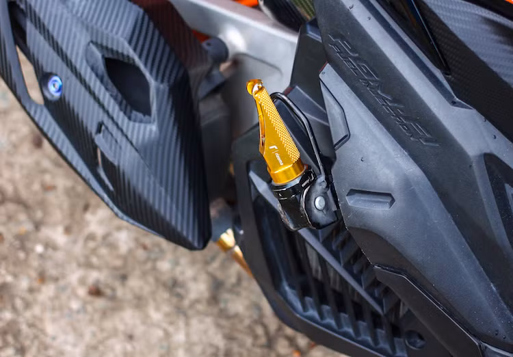 Ở phía sau xe không có nhiều thay đổi bằng phía trước, bắt đầu từ gác chân cho người ngồi sau bằng nhôm CNC của Rizoma và cổ pô độ nối với cây pô zin đã được móc lại.