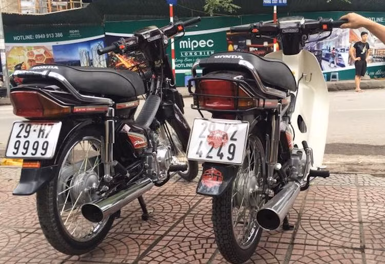 Dream II biển tứ quý 9 dựng bên cạnh chiếc Dream nổi tiếng trong giới chơi xe tại Hà Nội mới chỉ đi được 110 km, được một vị tướng bán lại cho một người sưu tập tại Hà Nội với giá khoảng 200 triệu đồng.